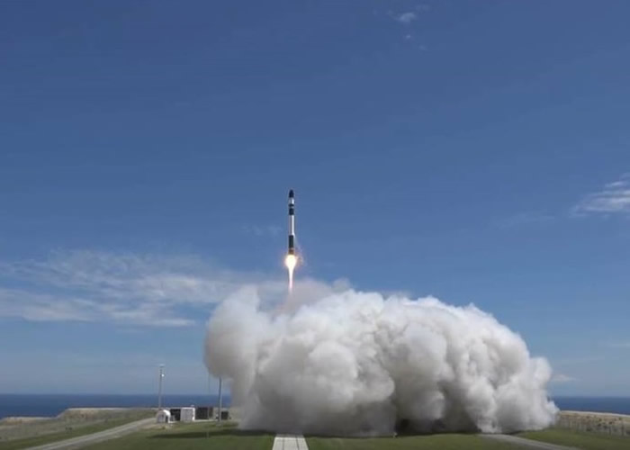 美国私人火箭公司Rocket Lab在新西兰发射小型火箭将6枚卫星送上近地轨道
