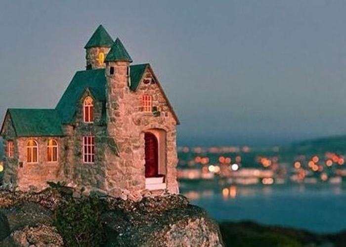 在海边崖上的精灵,住在石制的房子中。