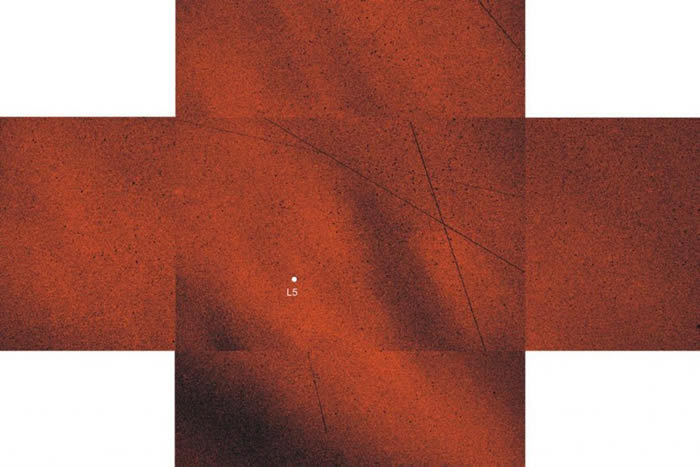 第5拉格朗日点（白点）周围的偏振光，帮助科学家发现柯迪莱夫斯基云的存在。 IMAGE BY J. SLÍZ-ALOGH