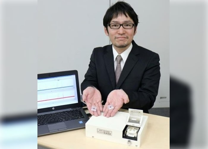 筒井真楠展示他团队开发的检测装置。