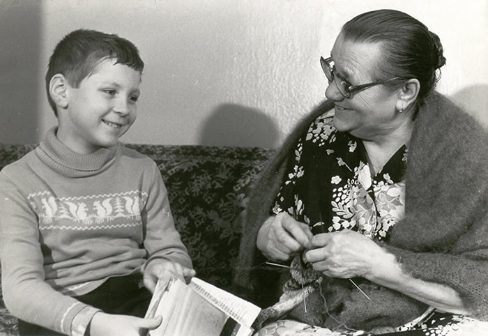 安娜·季莫菲耶夫娜和重孙阿列克谢、外孙女塔玛拉·费拉托娃的儿子