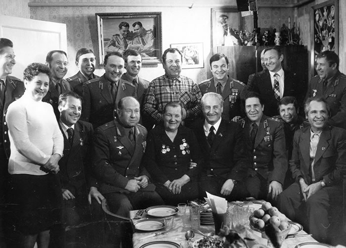 加加林去世后,他的朋友和同事经常去看望首位航天员的母亲