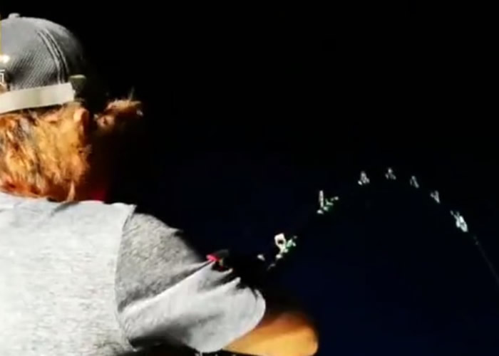 福建厦门男子深夜前往南海深海钓鱼 钓得一条巨大鲨鱼