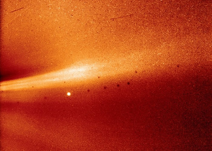 帕克太阳探测器拍下太阳能冕流及水星。