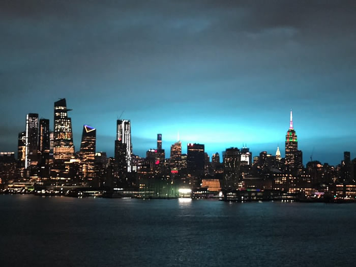 ����ŦԼҹ��ͻȻ���ֹ�����ɫ��â �����������Ǳ�ѹ����ը