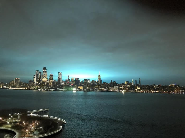 ����ŦԼҹ��ͻȻ���ֹ�����ɫ��â �����������Ǳ�ѹ����ը