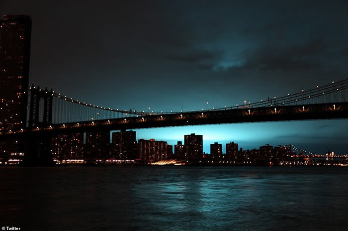 ����ŦԼҹ��ͻȻ���ֹ�����ɫ��â �����������Ǳ�ѹ����ը