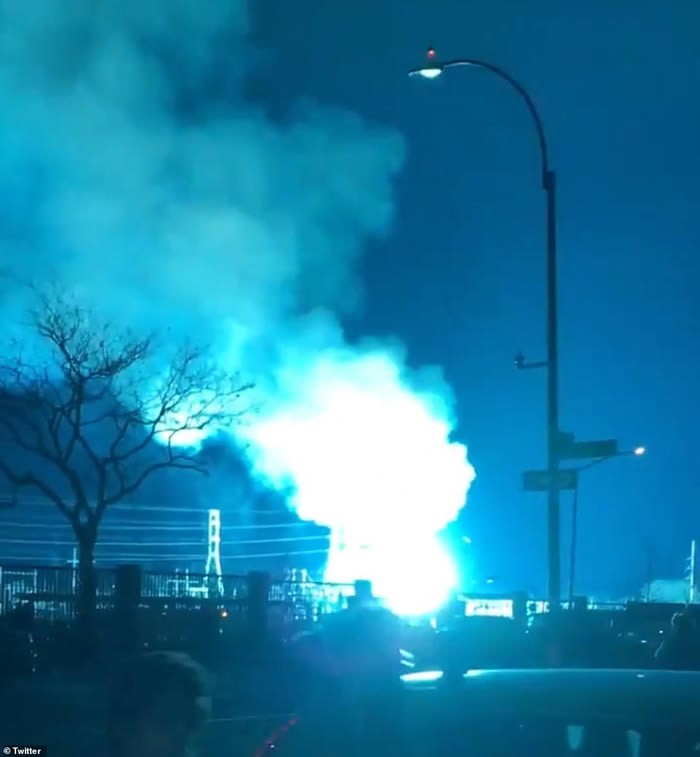 ����ŦԼҹ��ͻȻ���ֹ�����ɫ��â �����������Ǳ�ѹ����ը