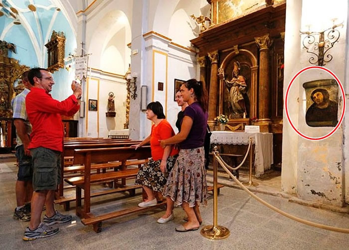 不少人慕“人猿耶稣像”(红圈示)之名到访博尔哈。