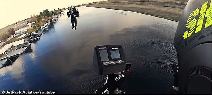 美国加州初创公司两人一同用飞天背包飞行 今年有望首办飞行比赛