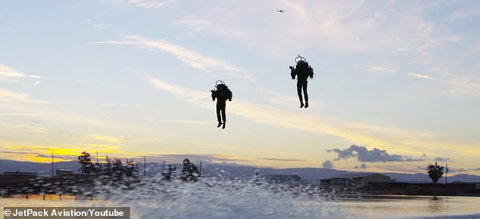 美国加州初创公司两人一同用飞天背包飞行 今年有望首办飞行比赛