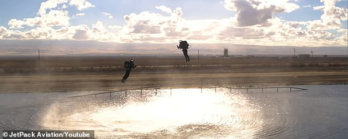 美国加州初创公司两人一同用飞天背包飞行 今年有望首办飞行比赛