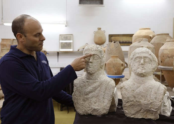 ��ɫ�и�Ů�ڹŴ���ַ����ʱͻȻ���ֵ����С���ͷ�� ����1700����ʷ������ʱ������