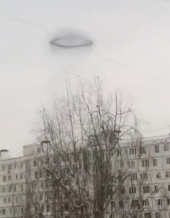 一个疑似UFO的黑色圆环出现在俄罗斯莫斯科上空