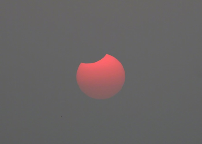 日偏食出现时,太阳的左上方一小部分被月球“吃掉”。