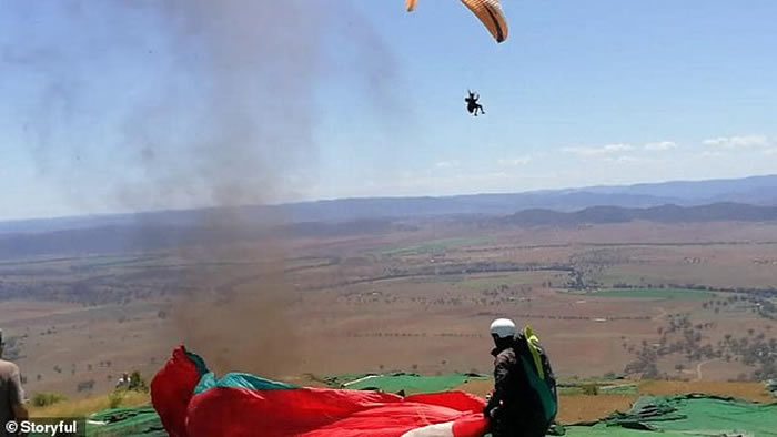 准备出发遇尘卷风 澳洲滑翔降伞爱好者“飞沙空中转”