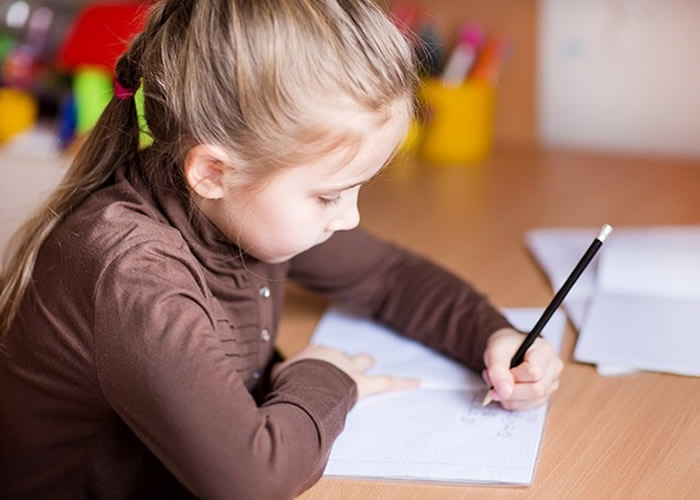 赫尔乔指孩子长大后是否左撇子,尚受多种因素影响。