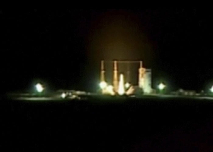 伊朗发射载有卫星的火箭。