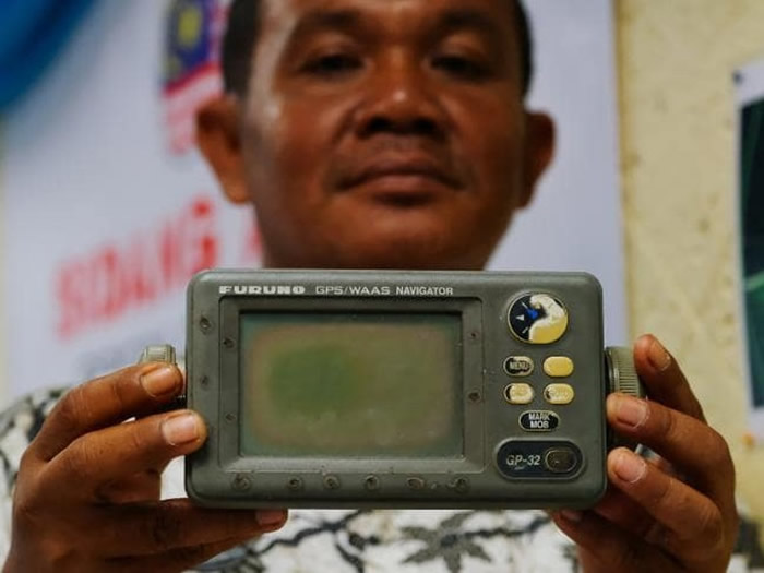 库斯明展示GPS导航器。