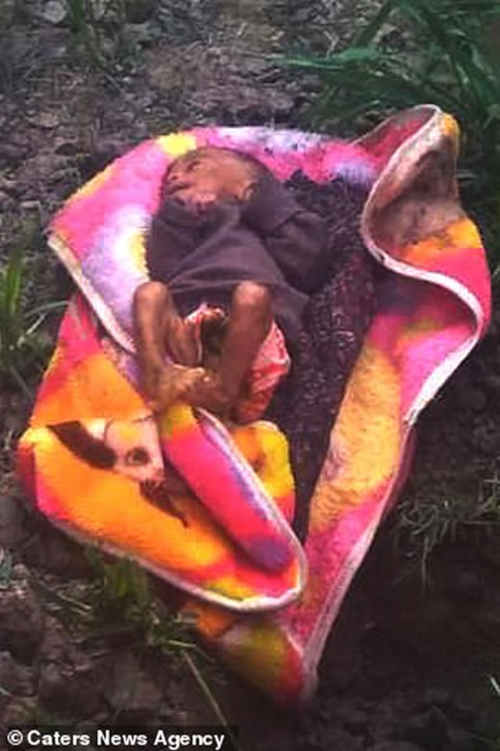 印度父母听信巫师谗言3℃湖边活埋3周女婴 深信她被恶灵缠身