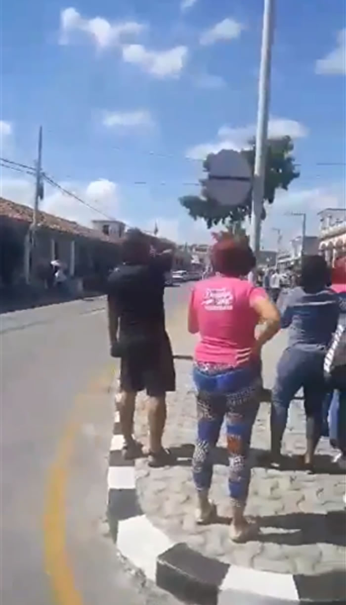 民众见火球划破天空 陨石坠落古巴西部