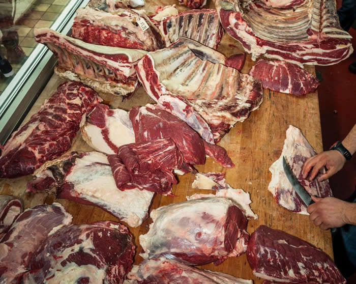 德州的一位屠夫正把牛侧腹肉分切成块。 PHOTOGRAPH BY BRIAN FINKE, NAT GEO IMAGE COLLECTION