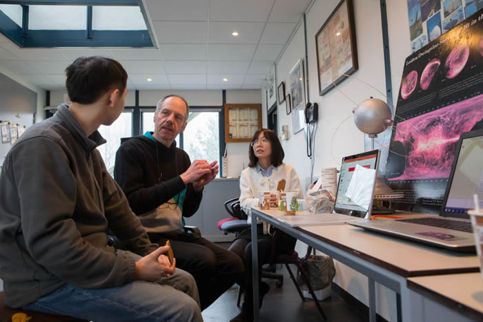 照片于2月4日借助荷兰的Dwingelo无线电观测台上传。此前,该团队已经拍到了在月亮背面后面的地球,但只拍到了月球表面的一小部分。