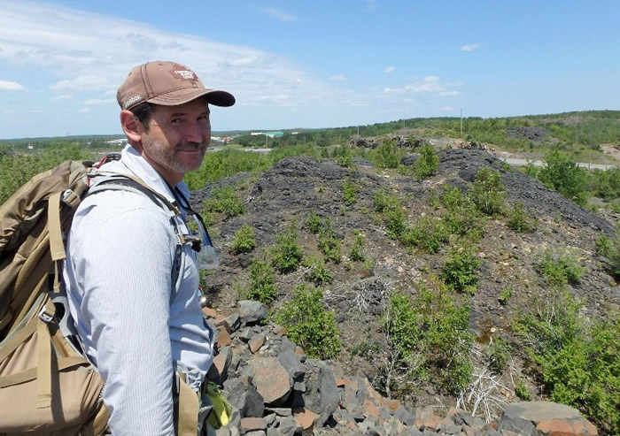 拉特波夫(图)分析萨德伯里盆地的岩石得出结论。