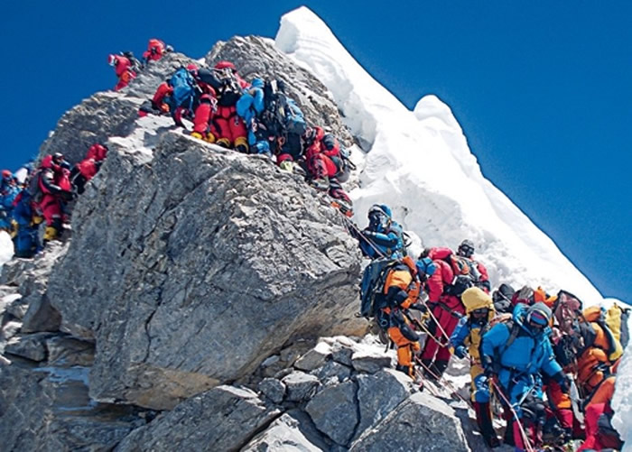 攀爬珠峰的游客近年大增。