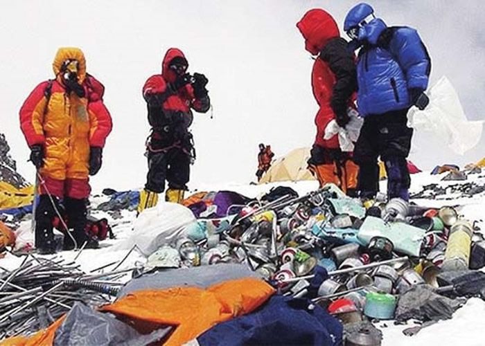 游客在珠峰上留下的垃圾。
