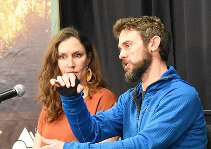 考夫曼(右)与女友现身记者会。