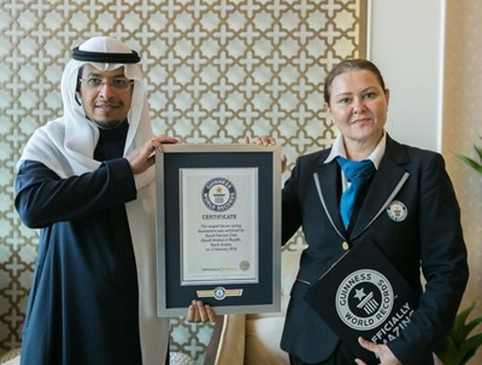 健力士世界纪录大全代表(右)颁发证书予SFC执行总监。