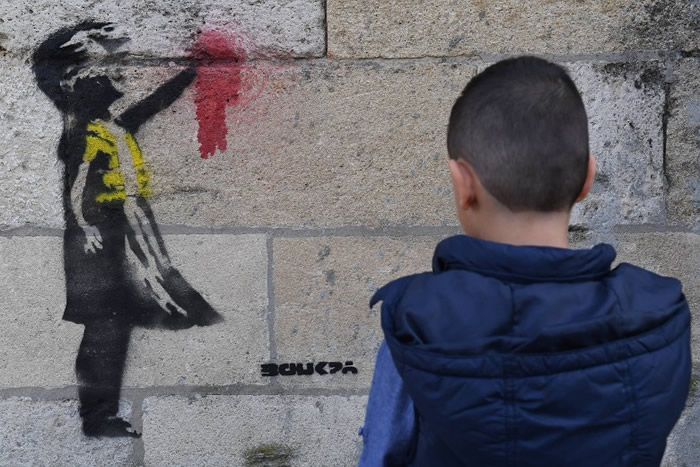 “黄背心女孩”手掌断开流血。