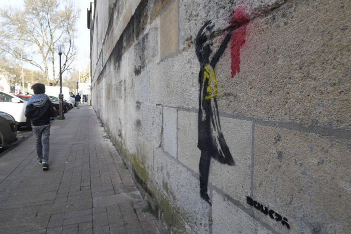 涂鸦位于是波尔多的圣安德瑞医院外墙。