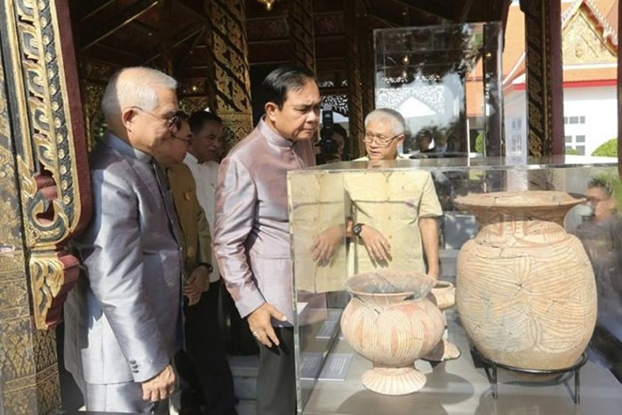 探叻(左一)与帕拉育(左二)一同观看文物。