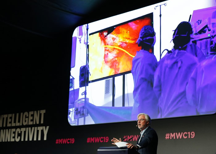 德拉西透过5G网络,遥距协助其他医生为患者切除癌肿瘤。