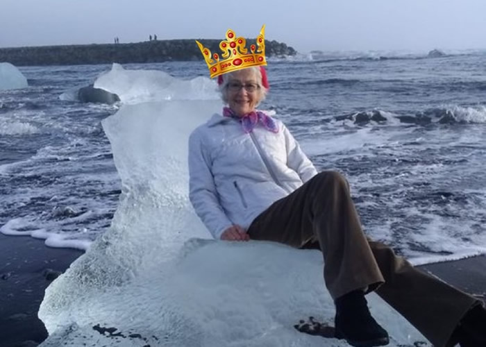 美国德州77岁老妇在冰岛要登“冰山王座” 结果超爆笑