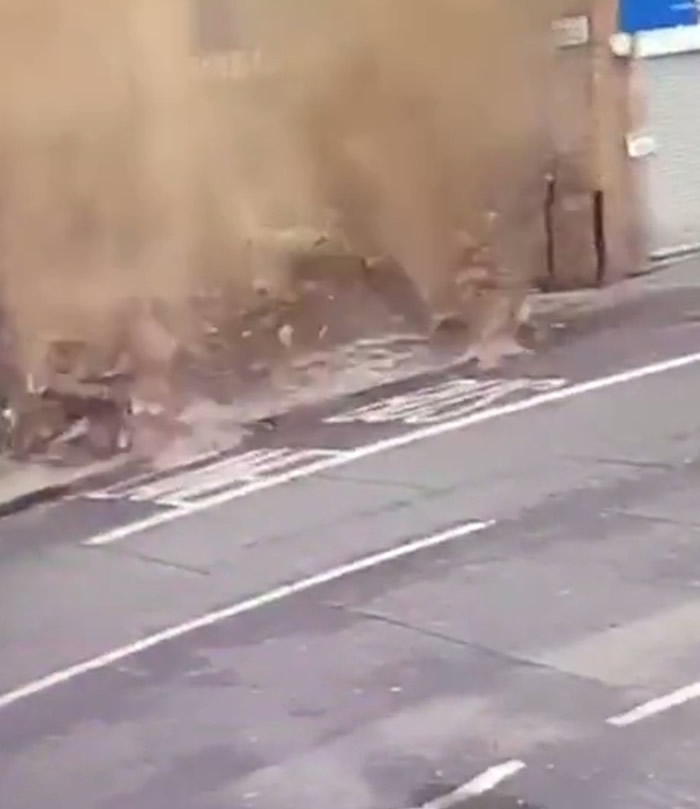 Ӣ���׶ض������������Ӿ������ȵ�ʱ����ͻȻ���� �����������������