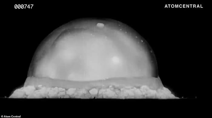 ���ϳ���1945��7��16��������ʷ���׿�ԭ�ӵ���ը�޸�����Ƶ ���š���λһ�塱