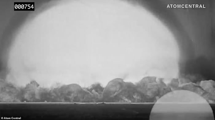 ���ϳ���1945��7��16��������ʷ���׿�ԭ�ӵ���ը�޸�����Ƶ ���š���λһ�塱