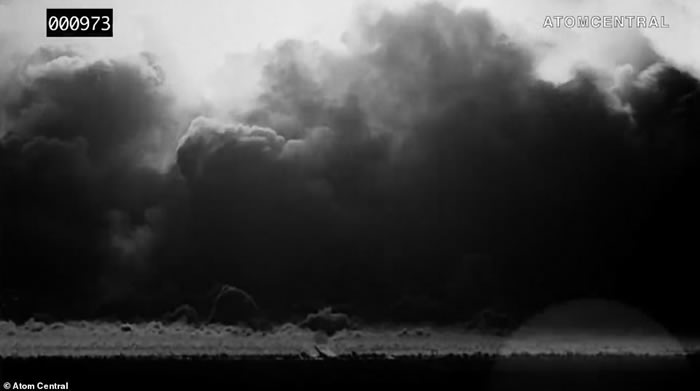 ���ϳ���1945��7��16��������ʷ���׿�ԭ�ӵ���ը�޸�����Ƶ ���š���λһ�塱