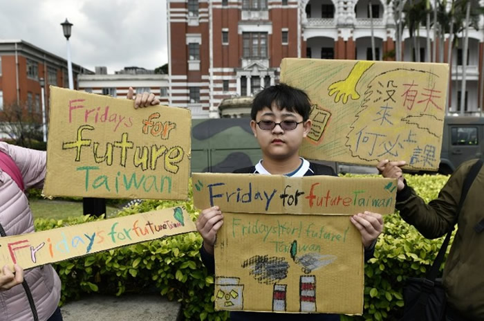 有台北学生亦参与示威。