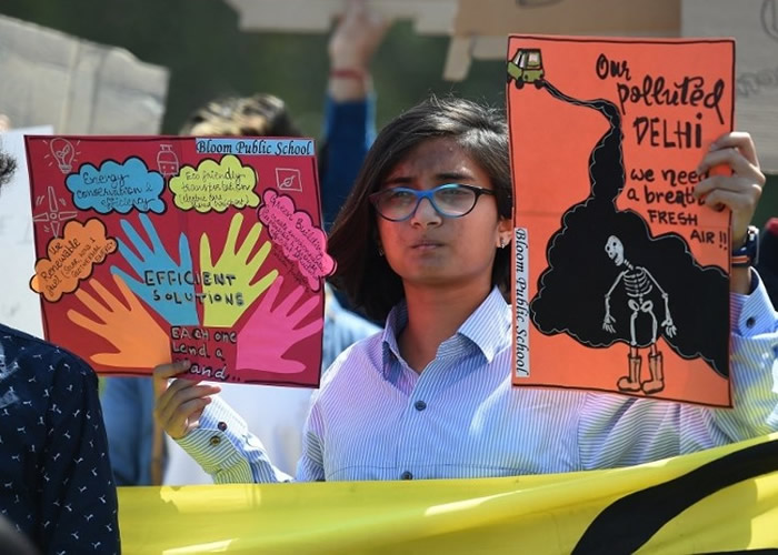 印度学生高举标语。