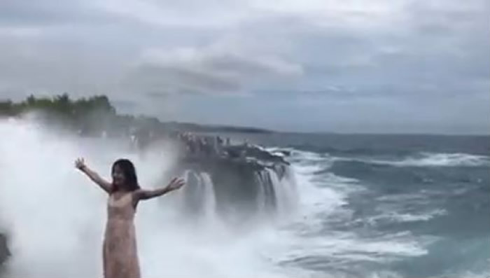 ӡ��Ů�ӵ��Q�ﵺ֪�����㡰�װ��������ʱ�������Ϯ��˲�䱻��û