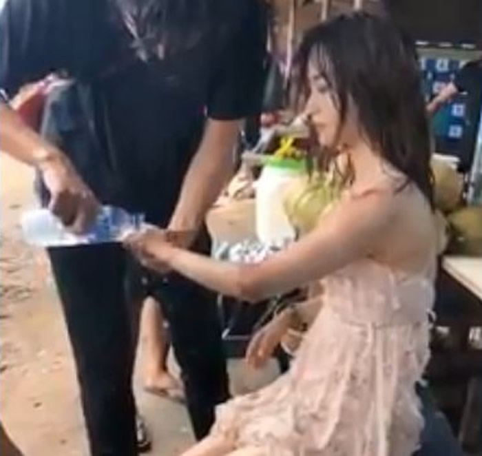 ӡ��Ů�ӵ��Q�ﵺ֪�����㡰�װ��������ʱ�������Ϯ��˲�䱻��û