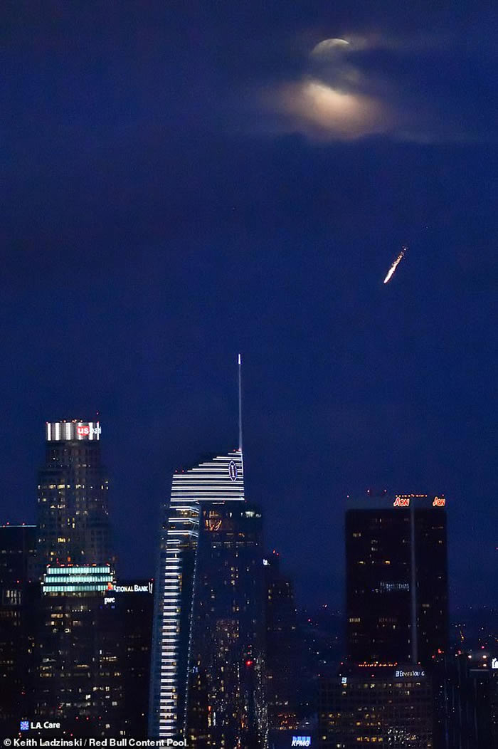 巨大火流星或UFO坠落美国加州洛杉矶市中心?警方回应......