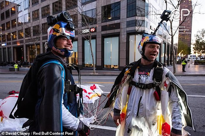 巨大火流星或UFO坠落美国加州洛杉矶市中心?警方回应......