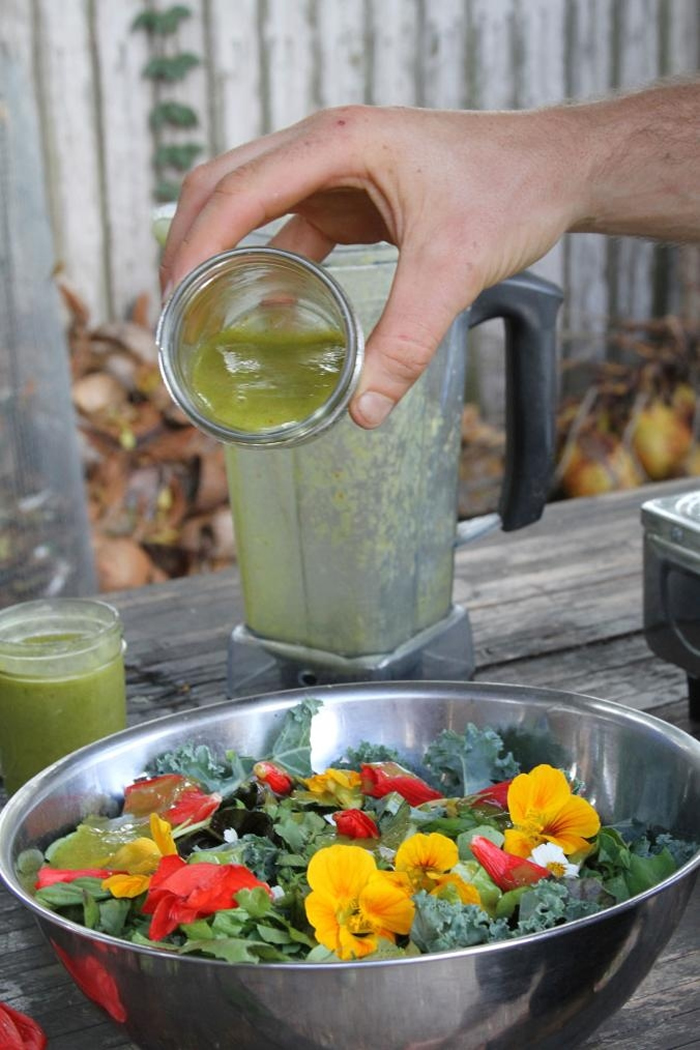 �òɼ����ĺ��Լ��ֵ�ֲ�����ɵ���ͣ�����ǰԺ����ˡ��𽷣�������ݣ��ɼ�����С�������Ⱥ�â�������ڽ�֭��� PHOTOGRAPH BY JASON SCHMI