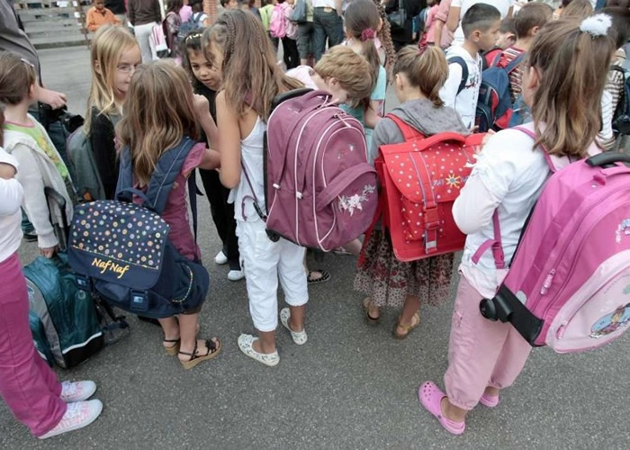 �о���ʾ����Сѧ��������� ��ͬ���˱�12ƿ��Ȫˮ