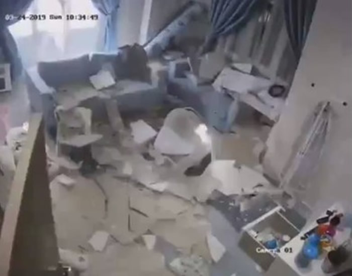 科威特某户人家机警保姆听到奇怪声音抱起宝宝夺门而出 5秒后天花板崩落砸翻婴儿床